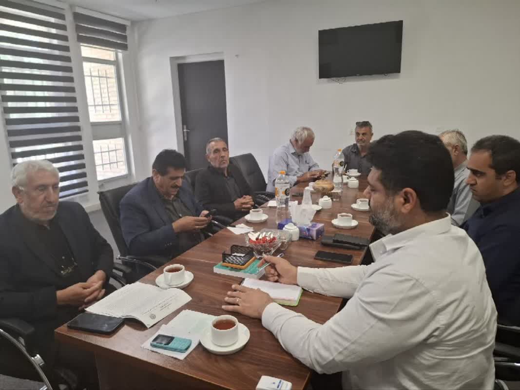 دیدار اعضای هیات رئیسه کانون بازنشستگان کارگری سمنان وگرمساروهییت اجرائی خانه کارگراستان سمنان با نماینده مردم گرمسار
